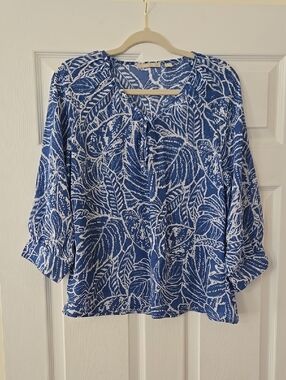 NWT Sunny Leigh Blue and White Leaf-Print Blouse